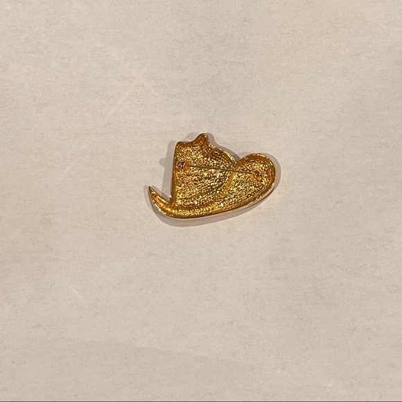 TWO RED AND GOLD HAT SHAPED PIN/BROOCH - Picture 4 of 8